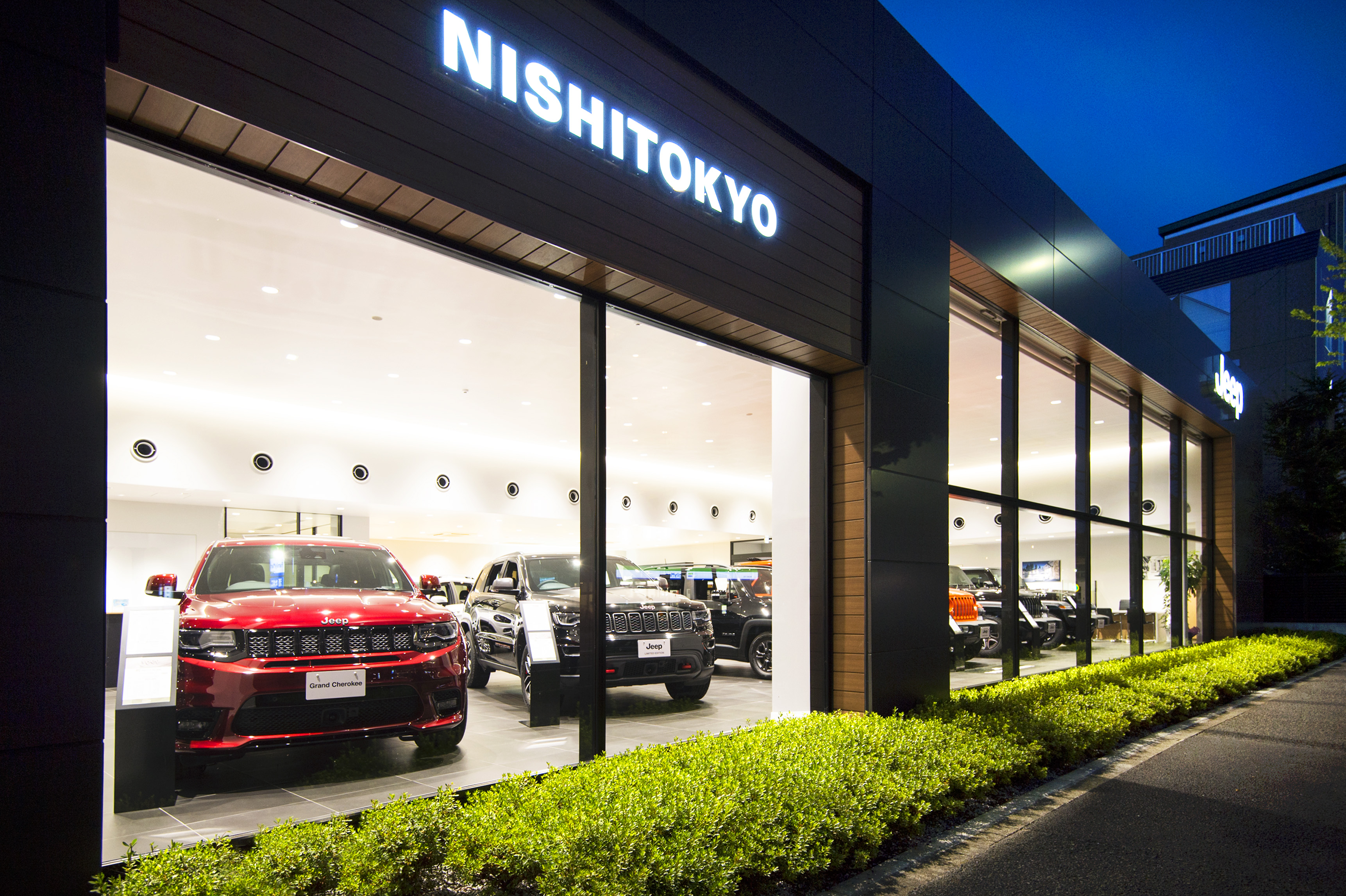 Jeep Nishi Tokyo Works 自動車ショールーム カーディーラー店舗の設計 デザイン 株式会社アーバンスペース